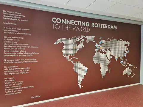 Wereldkaart en gedicht links Rotterdam Partners wallcover groothandelsgebouw letterfreak